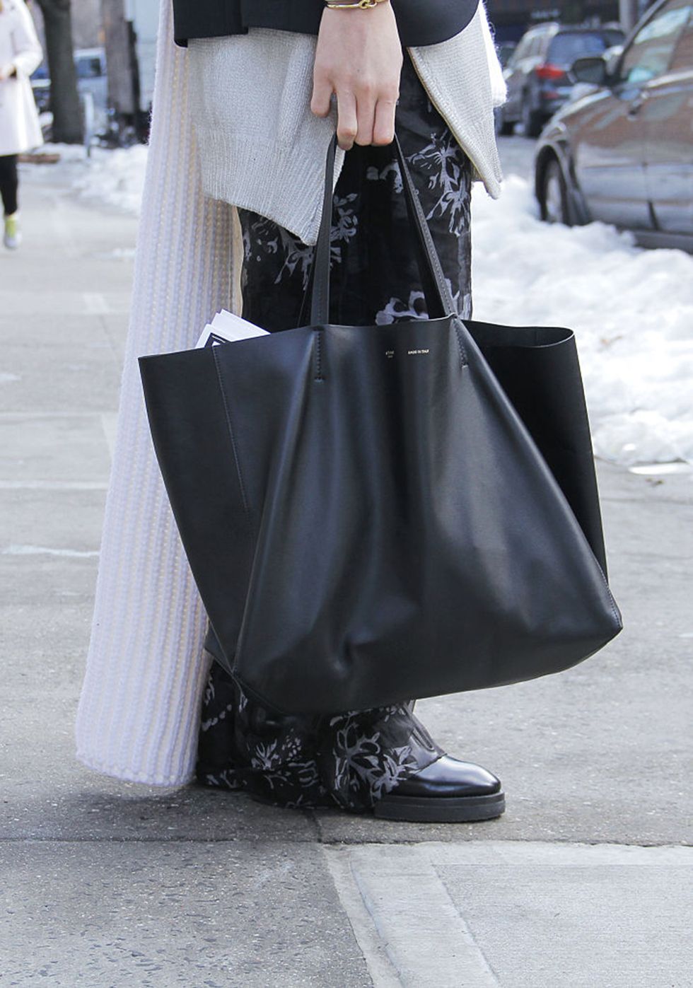 White, Black, Bag, Street fashion, Black-and-white, Handbag, Fashion, Tote bag, Fashion accessory, Footwear, 