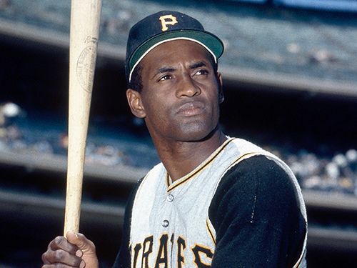Outfielders Roberto Clemente' #21 of the Pittsburgh Pirates bats News  Photo - Getty Images