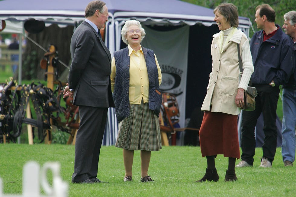 Event, Grass, Uniform, Outerwear, Ceremony, Lawn, Recreation, Gesture, 