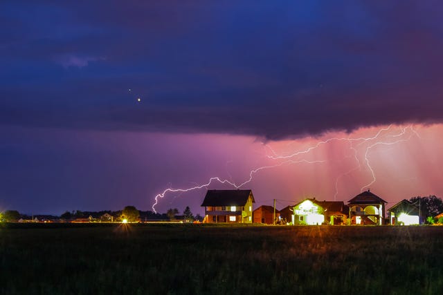 Sky, Cloud, Night, Thunderstorm, Lightning, Thunder, Atmospheric phenomenon, Evening, Lighting, Atmosphere, 