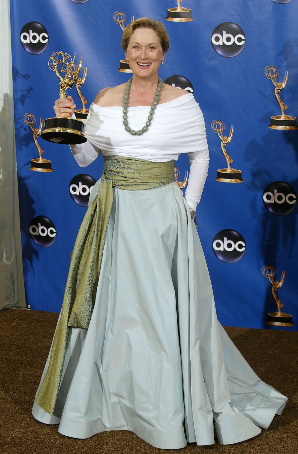 Meryl Streep con vestido de hombros al aire