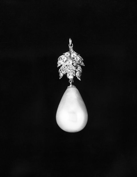the famous tear drop shaped pearl, known as la peregrina, weighing 20384 grams