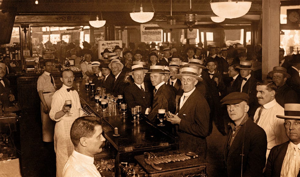 Een saloon in de stad New York vlak bij het kruispunt van Broadway en 42nd street De foto werd genomen op 30 juni 1919 toen de wetten voor het alcoholverbod in behandeling waren