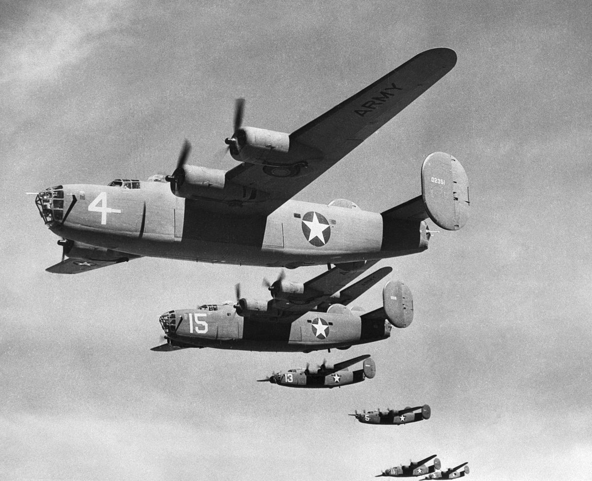 Tijdens de Tweede Wereldoorlog vlogen B24 Liberatorbommenwerpers vanaf bases in Engeland Dit waren belangrijke wapens in de strijd om Europa te bevrijden van het juk van de nazis