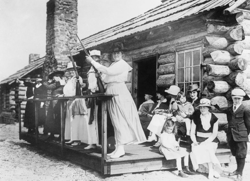 Oakley leert vrouwen schieten rond 1918 Ze besteedde elke ochtend twee uur aan het geven van gratis lessen toen ze begin van de jaren 1910 in Pinehurst North Carolina woonde
