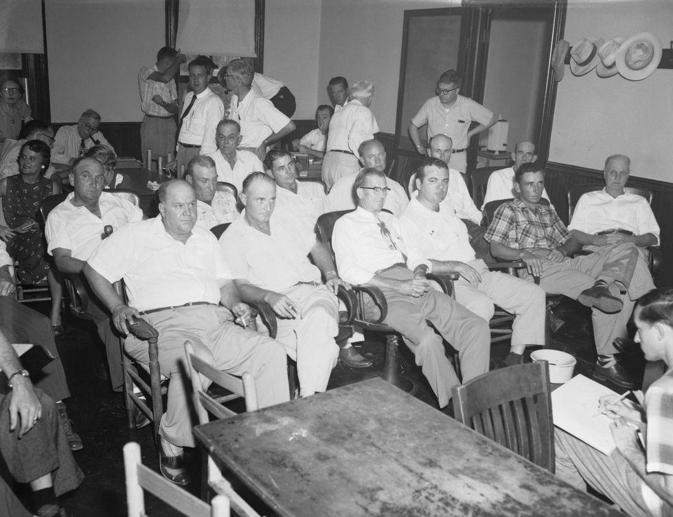 In Sumner Mississippi sprak deze jury  die volledig uit witte mannen bestond  de halfbroers Roy Bryant en JW Milam vrij van de moord op Till