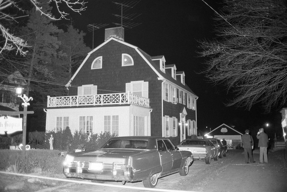 In 1974 vermoordde Ronald DeFeo Jr zijn vader moeder twee broers en twee zusjes in dit huis in Amityville op Long Island bij New York De massamoord was de inspiratie voor het boek en de gelijknamige filmversie ervan The Amityville Horror