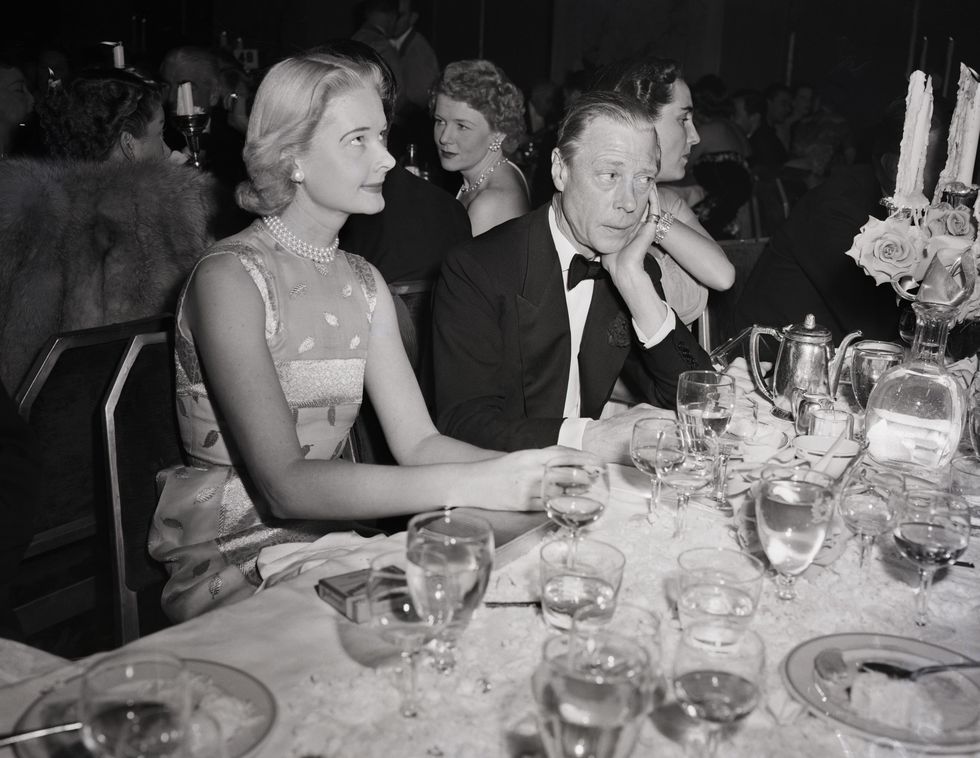 légende originale 12151951 new york, ny le duc de Windsor discute avec Mme Winston invitée au bal chic Knickerbocker à l'hôtel Waldorf Astoria, le 14 décembre les bénéfices du bal sont allés au fonds de guerre de Corée bpa 2 1669