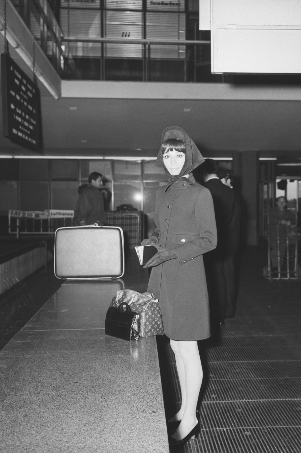 original caption 351968 rome, italy smartly attired, audrey hepburn goes through customs at romes airport the actress is reportedly taking a rest in the eternal city before contacting italian producers