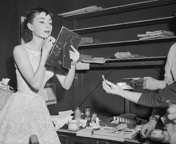 audrey hepburn beauty secrets audrey hepburn applying lipstick before academy awards presentation