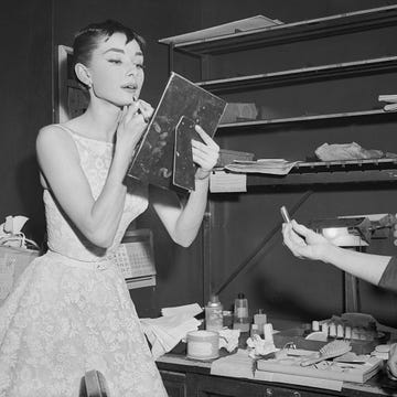 audrey hepburn beauty secrets Audrey Hepburn Applying Lipstick Before Academy Awards Presentation audrey hepburn beauty secrets audrey hepburn applying lipstick before academy awards presentation