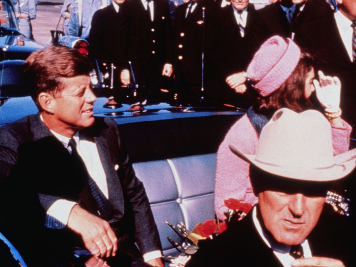 Why Jacqueline Kennedy Didn't Take Off Her Pink Suit After JFK Was  Assassinated