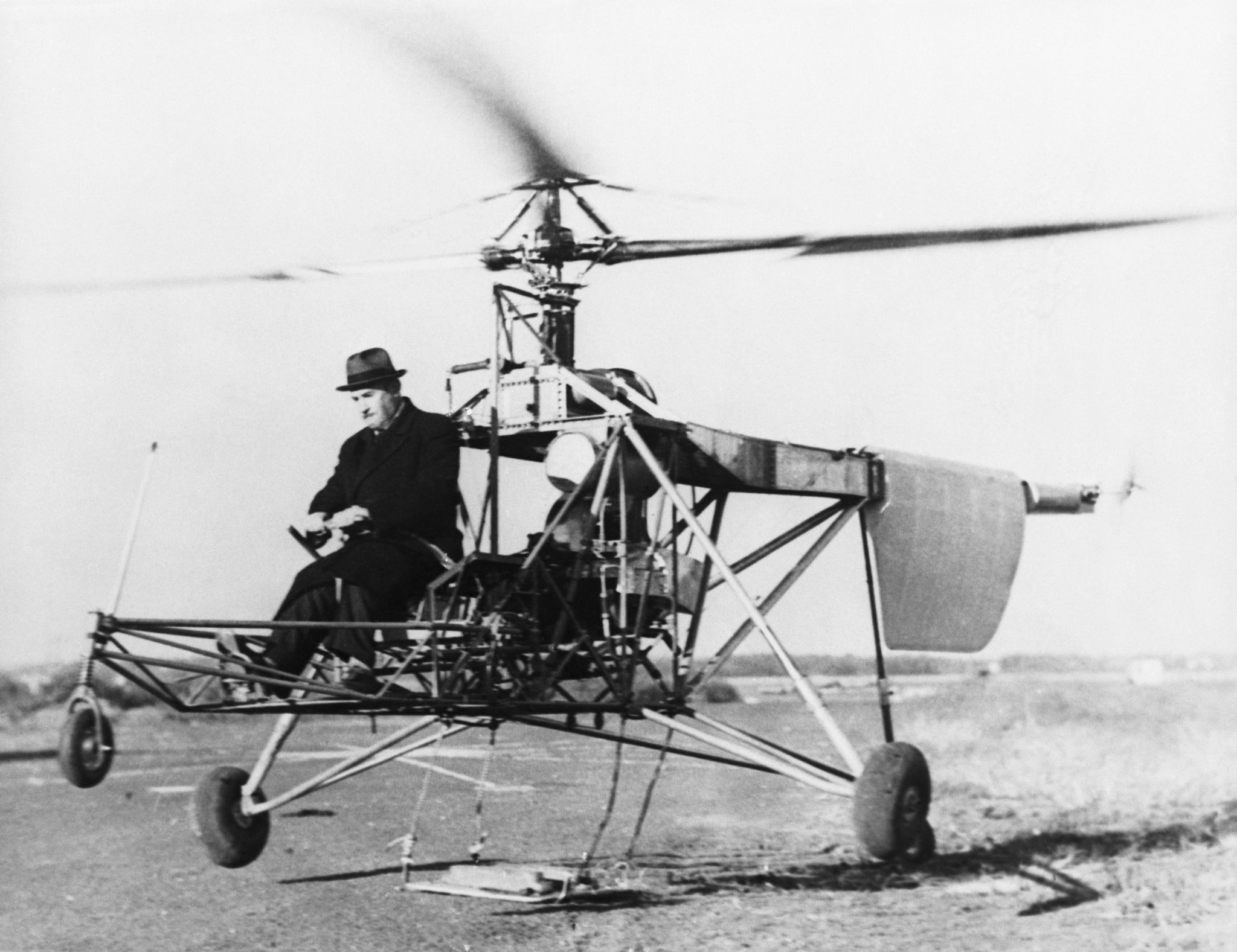the vs 300, created by igor sikorsky, became the first successful helicopter after its historic tethered flight on september 14, 1939 the following spring, the helicopter could stay airborne for as long as 15 minutes, and in 1941 it established a world record world a flight of 1 hour, 32 minutes, and 26 seconds