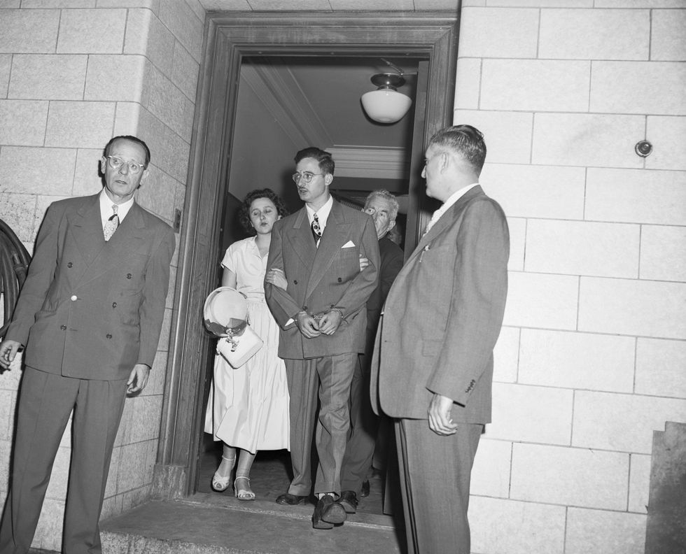 Ethel and Julius Rosenberg at the courthouse