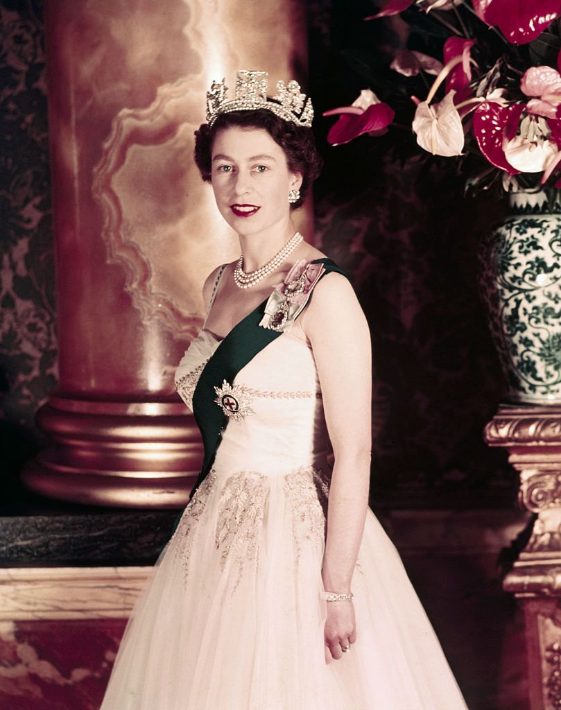 1241955  queen elizabeth ii wearing crown portrait upi color slides