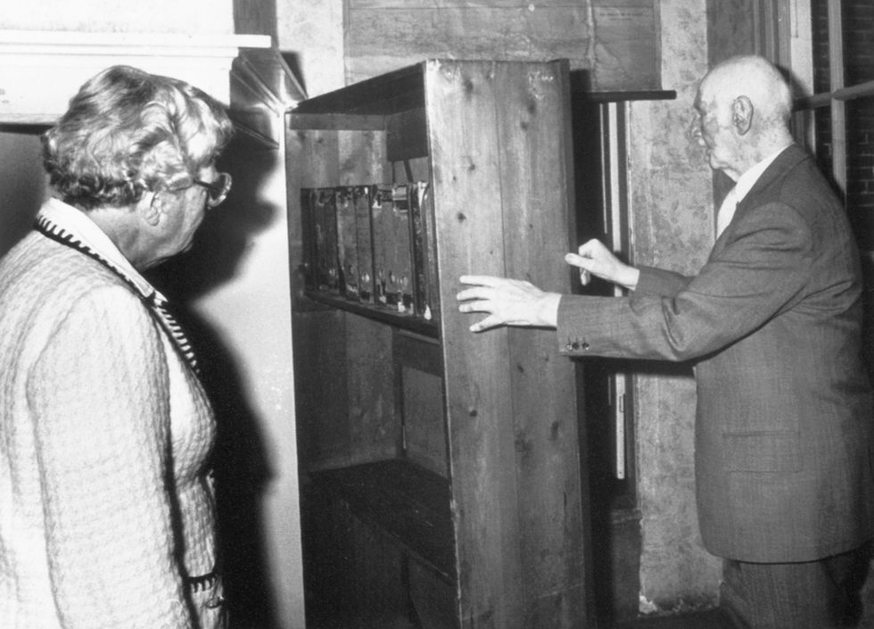 Otto Frank de vader van Anne laat in 1979 aan koningin Juliana de plek zien waar zijn gezin ondergedoken zat De koningin bracht een bezoek aan het achterhuis dat inmiddels een museum is op de dag dat Anne vijftig zou zijn geworden