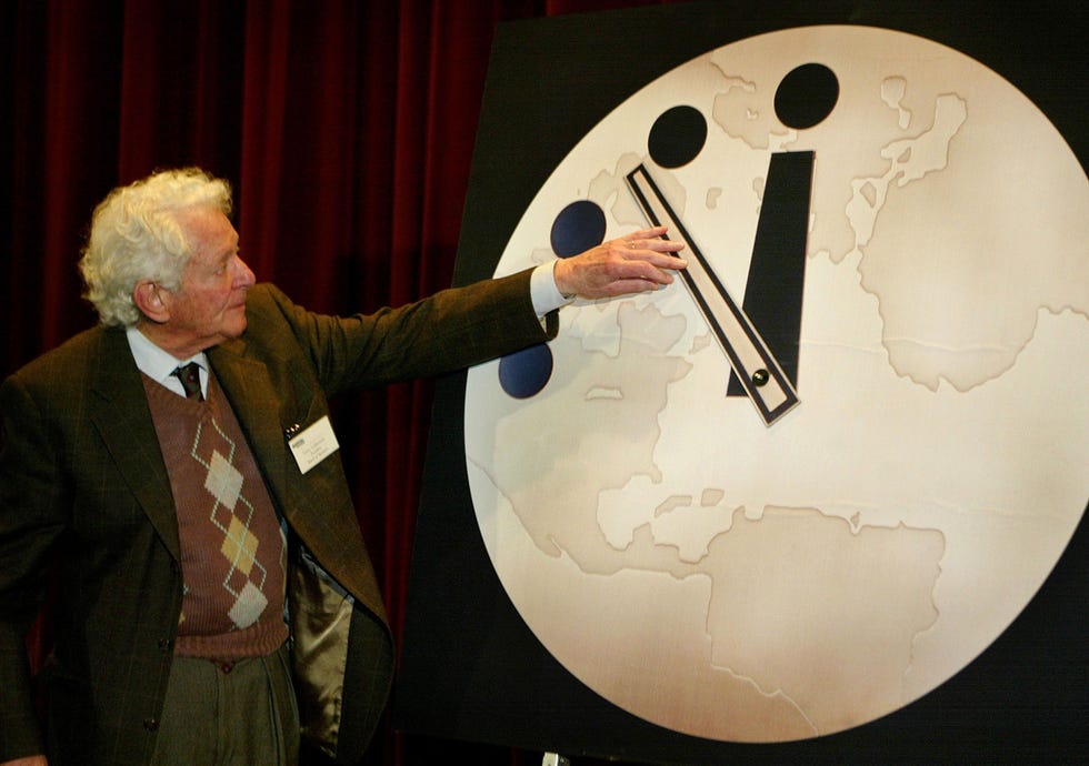 In 2002 verzetten de wetenschappers de Doomsday Clock van negen minuten naar zeven minuten voor twaalf waarbij ze wezen op te weinig vooruitgang op het gebied van wereldwijde nucleaire ontwapening en andere gevaren
