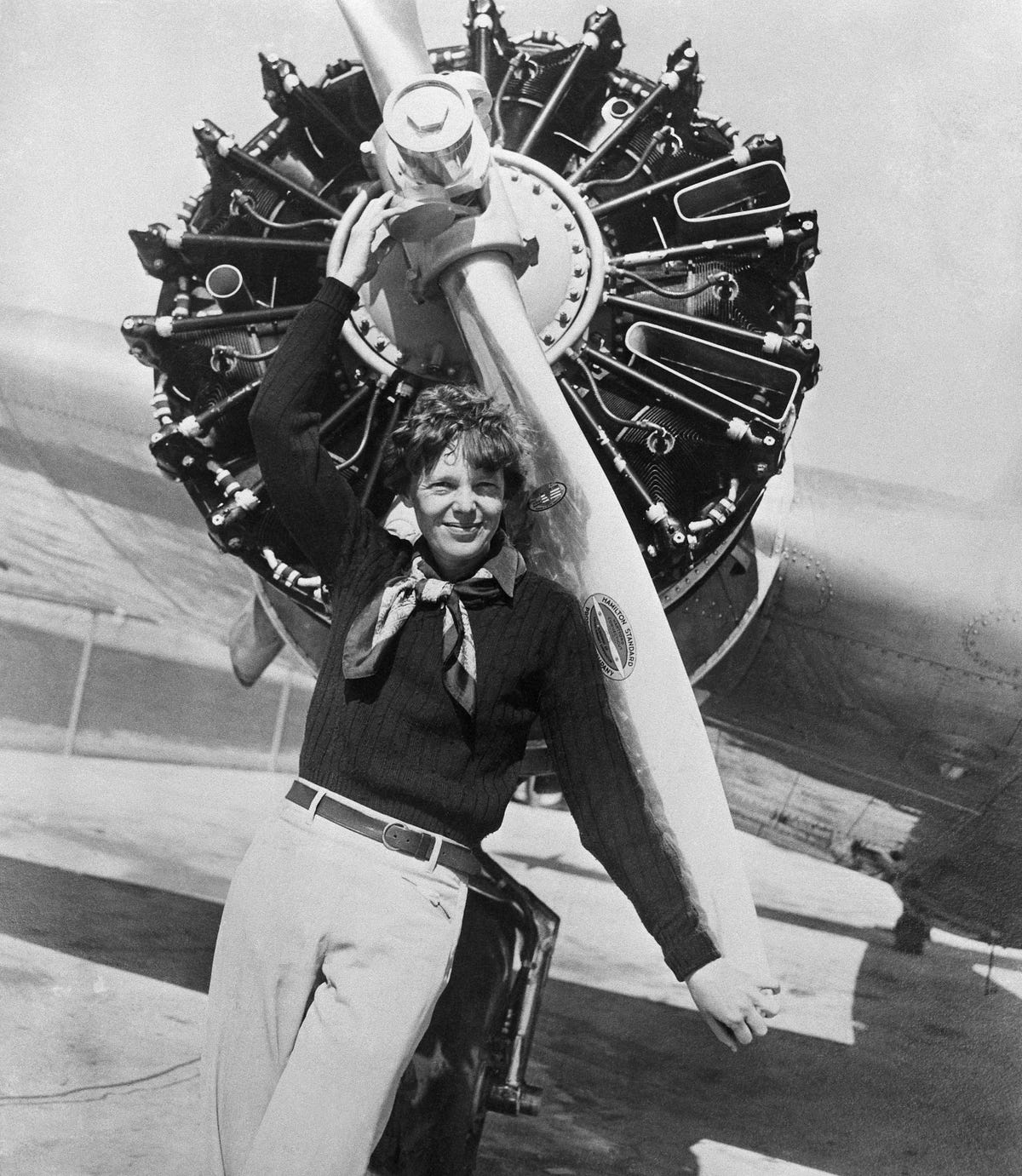 Amelia Earhart poseert voor een van de propellers van haar vliegtuig Ze verdween op 2 juli 1937 samen met haar navigator Fred Noonan spoorloos boven de Grote Oceaan tijdens hun poging om ter hoogte van de evenaar rond de wereld te vliegen