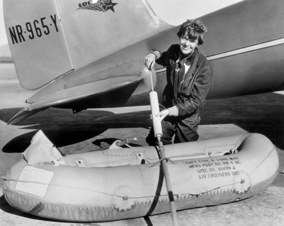 Earhart pompt het kleine rubberbootje op dat onderdeel uitmaakte van haar vliegende laboratorium ter voorbereiding op haar poging rond de wereld te vliegen