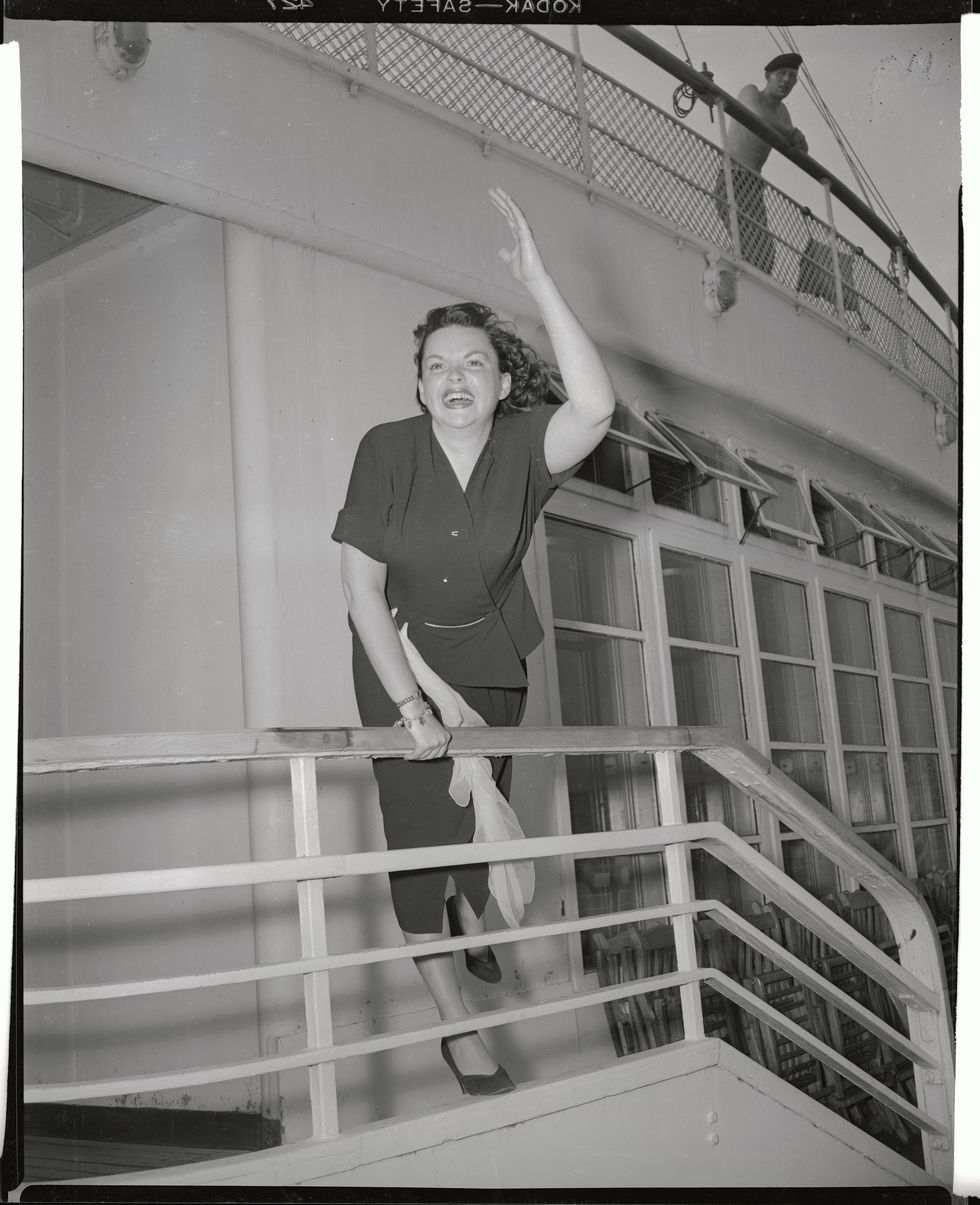 judy garland, arrives in new york aboard the liner queen elizabeth