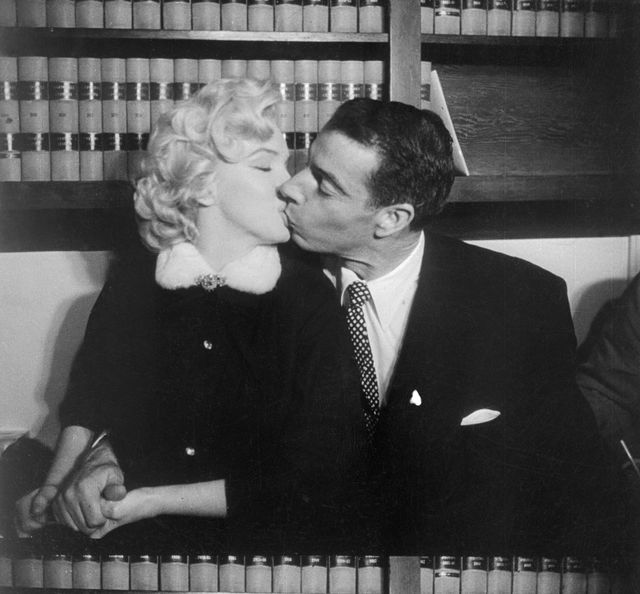 Marilyn Monroe and Joe DiMaggio kissing on their wedding day