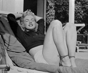 marilyn monroe se relaja en su terraza ellees