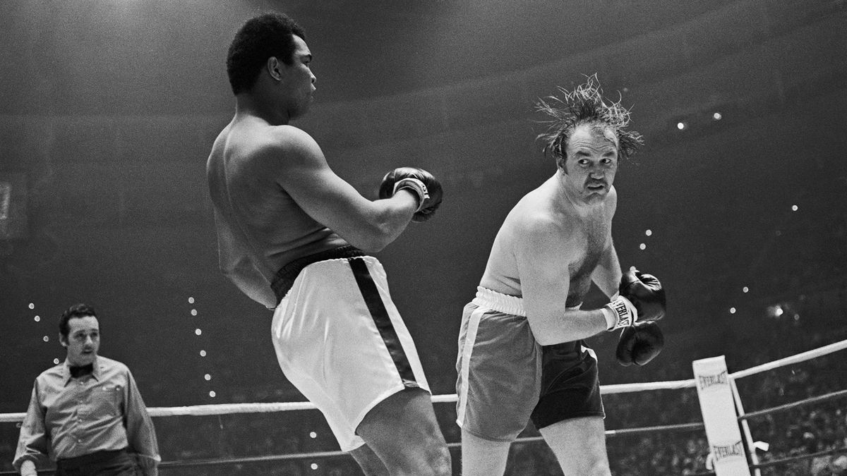 Chuck Wepner takes a wild swing at Muhammad Ali in the second round of their heavyweight title bout 3/24