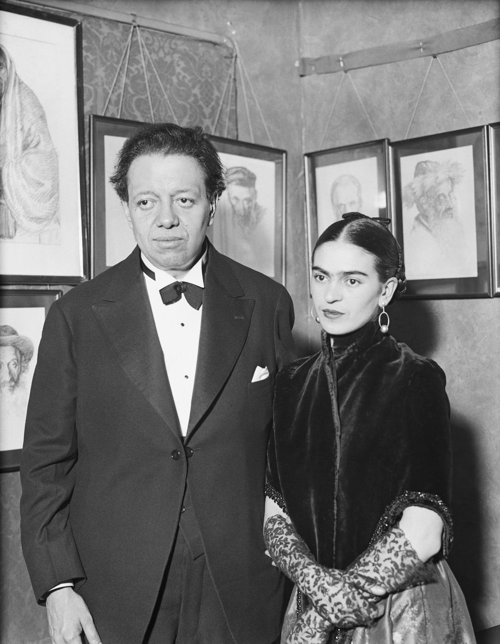 artists diego rivera and frida kahlo visit an art gallery exhibition of jewish portraits by lionel reiss in new york