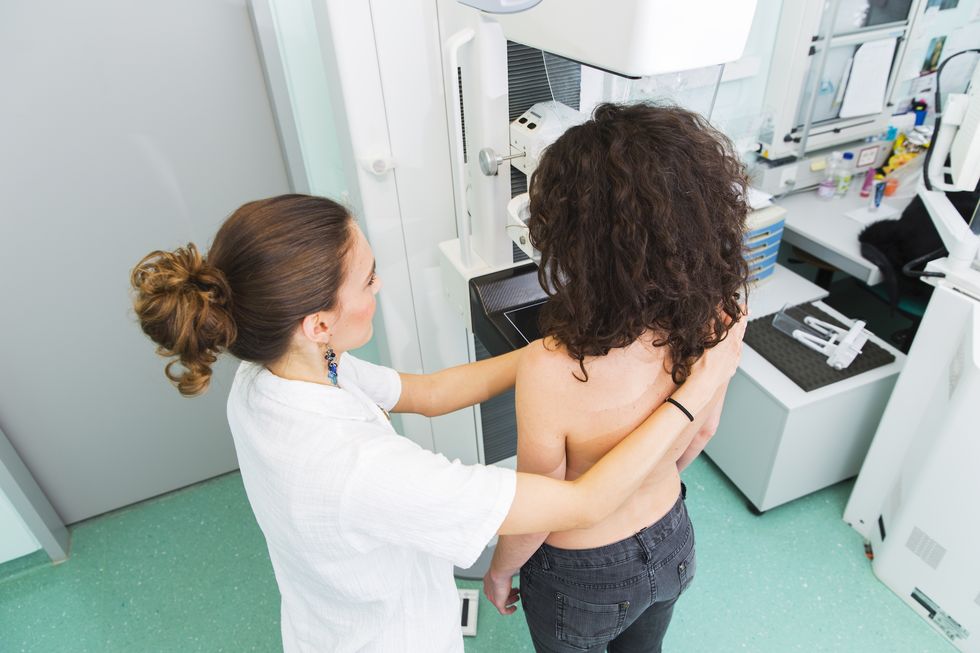 joven haciéndose una mamografía
