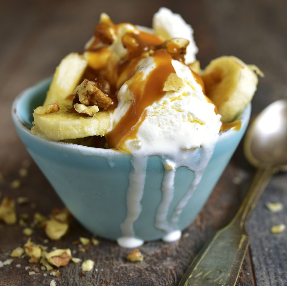 Vanilla ice cream with walnuts,banana and caramel.