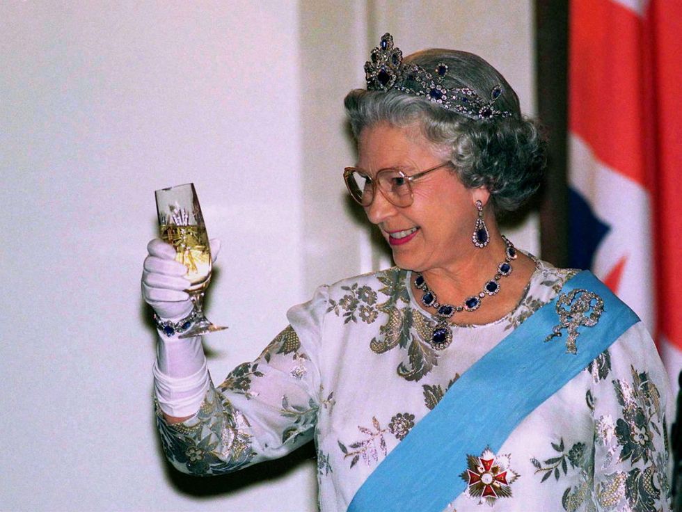 queen elizabeth met champagne in polen 1996