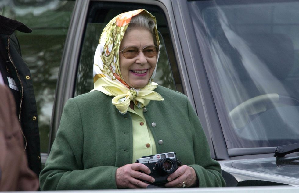 Photos of Queen Elizabeth in Headscarves - Queen Elizabeth's Top