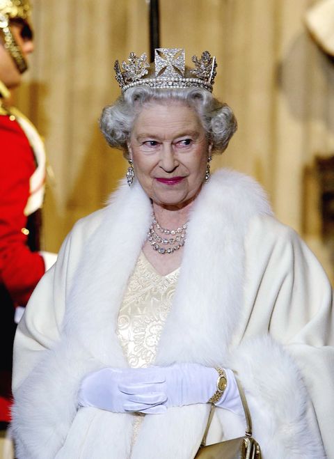 london, birleşik krallık 13 kasım kraliçe elizabeth ii parlamentonun eyalet açılışı için westminster sarayına geldiğinde gülümsüyor kraliçe george lv'nin taç giyme töreni için yapılmış devlet diadem olarak bilinen elmas bir taç takıyor o işlemeli bir krem ​​saten giyiyor kürk kesilmiş bir elbise ile kaplı elbise photo by tim graham resim kütüphanesigetty resimler