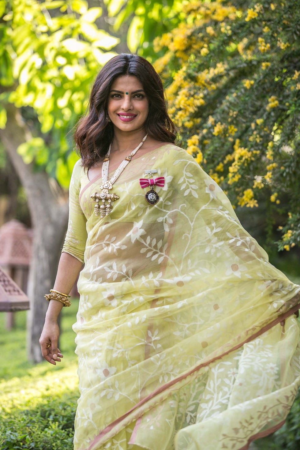 People in nature, Sari, Green, Clothing, Yellow, Beauty, Photo shoot, Abdomen, Botany, Formal wear, 