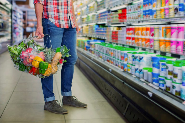 Supermarket offers. Супермаркет. Семья в магазине. Семья с продуктами. Продуктовая корзина.