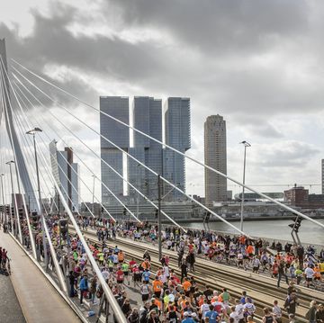 deelnemers gaan over de erasmusbrug tijdens de marathon van rotterdam in 2014