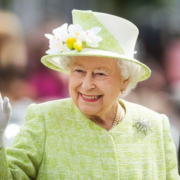 queen elizabeth ii zwaait tijdens wandeling rond windsor op haar 90ste verjaardag in april 2016