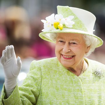 queen elizabeth ii zwaait tijdens wandeling rond windsor op haar 90ste verjaardag in april 2016
