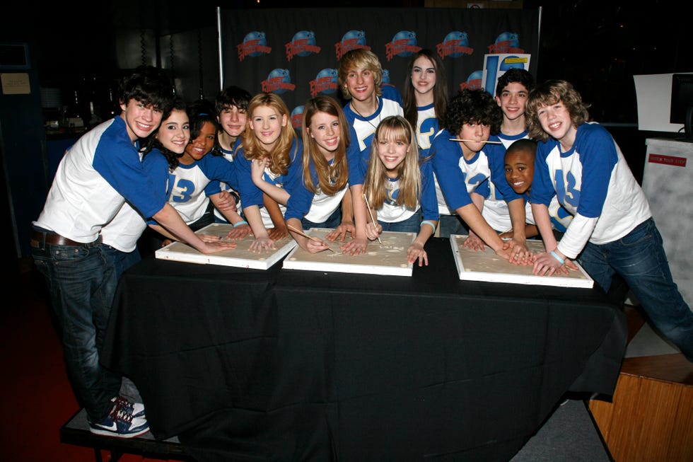 Graham Phillips, Ariana Grande, Brynn Williams, Joey La Varco e Caitlin Gann, Elizabeth Egan Gillies, Delaney Moro, Joey La Varco, Al Calderon, Malik Hammond, Eamon Foley e o elenco assistindo à cerimônia de impressão das mãos do elenco do musical da Broadway 13 no Planet Hollywood, em Nova York. 30 de outubro de 2008 (foto de Walter McBride/Corbis via Getty Images)