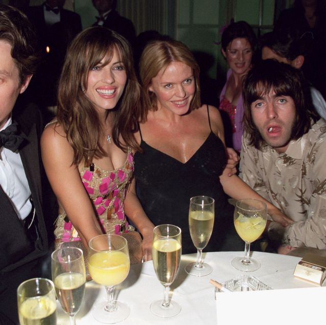 1999年8月20日にロンドンで開催された「mickey blue eyes」のアフターパーティーに参加した、（左から）ヒュー・グラント、エリザベス・ハーレイ、パッツィ・ケンジット、リアム・ギャラガー。