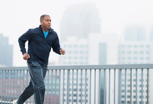 man traint voor eerste 5 kilometer binnen 30 minuten