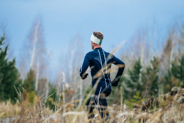 man hardlopen train running