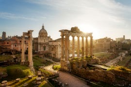 de zon komt op boven het forum romanum