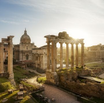 de zon komt op boven het forum romanum