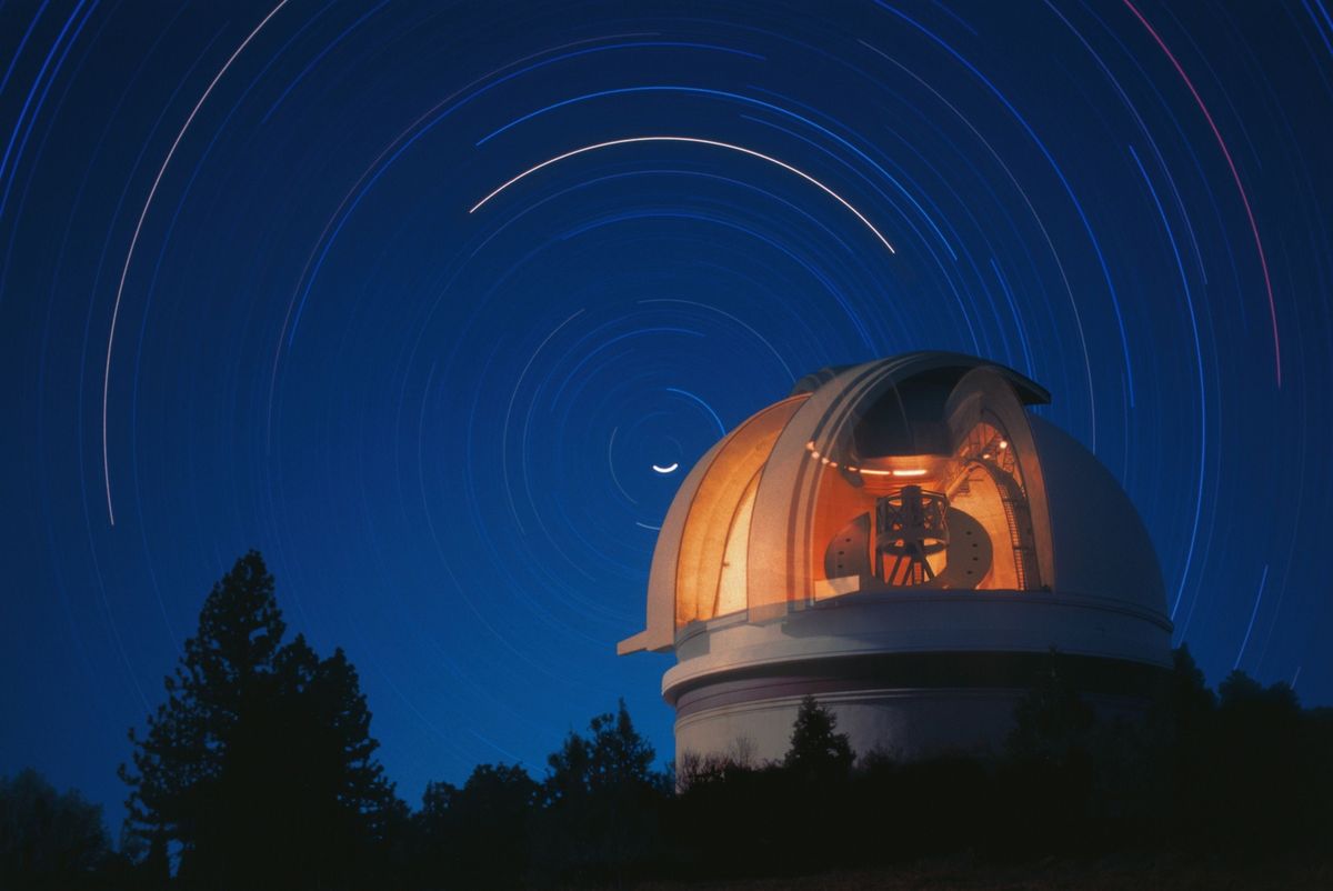 Met zijn resolutie van 605 megapixel wordt de groothoekcamera van de Zwicky Transient Facility ZTF die is genstalleerd op de 12 metertelescoop van het Palomar Observatory bij San Diego Californi gebruikt om elke nacht het volledige zichtbare firmament af te speuren Onlangs is met behulp van de ZTF de eerste asterode ontdekt waarvan de omloopbaan rond de zon geheel binnen die van Venus ligt