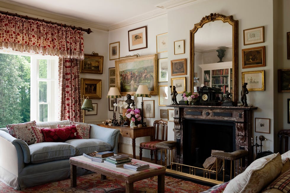 casa con muebles antiguos