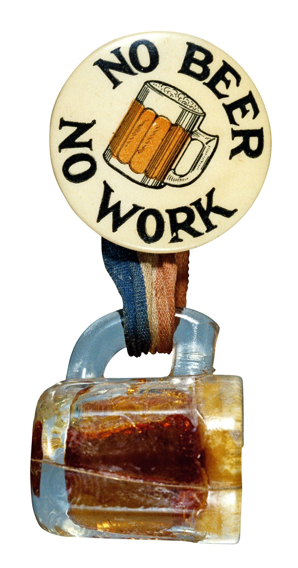 Een van de argumenten tegen de drooglegging was dat er miljoenen banen zouden verdwijnen Zonder bier geen werk staat op deze badge