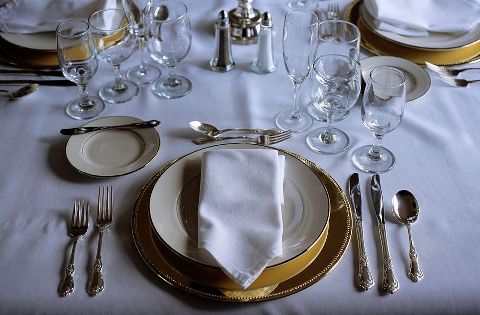 mesa con vajilla elegante