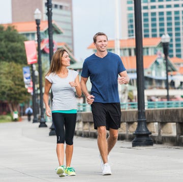 Mature couple exercising together hombre y mujer caminando