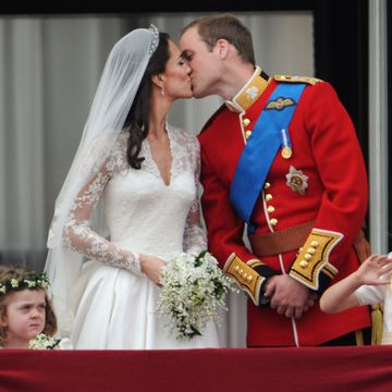 il bacio di william e kate dopo il matrimonio a buckingham palace